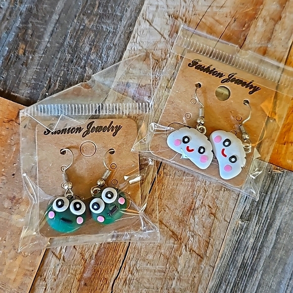 Set of 2 NEW Cute Green FROG & White CLOUD Earrings - Picture 1 of 3